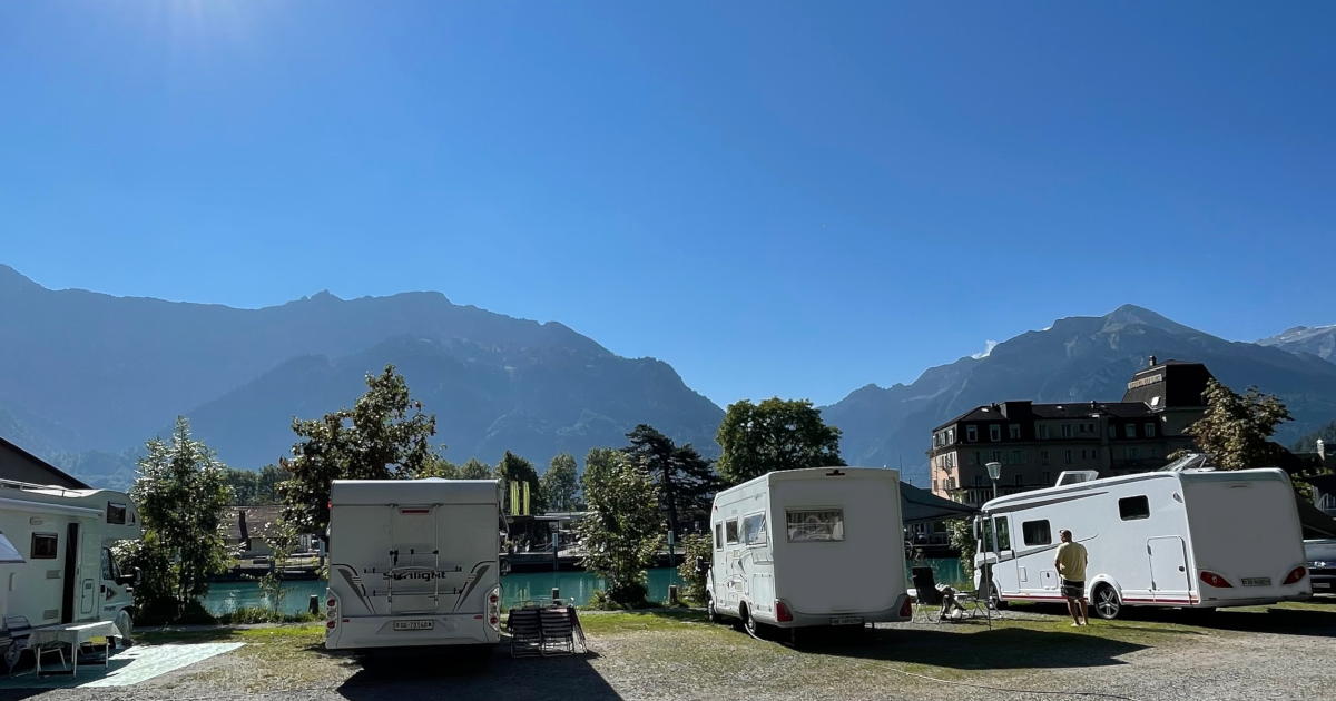 Geparkeerde campers op een camping in Interlaken, Zwitserland.