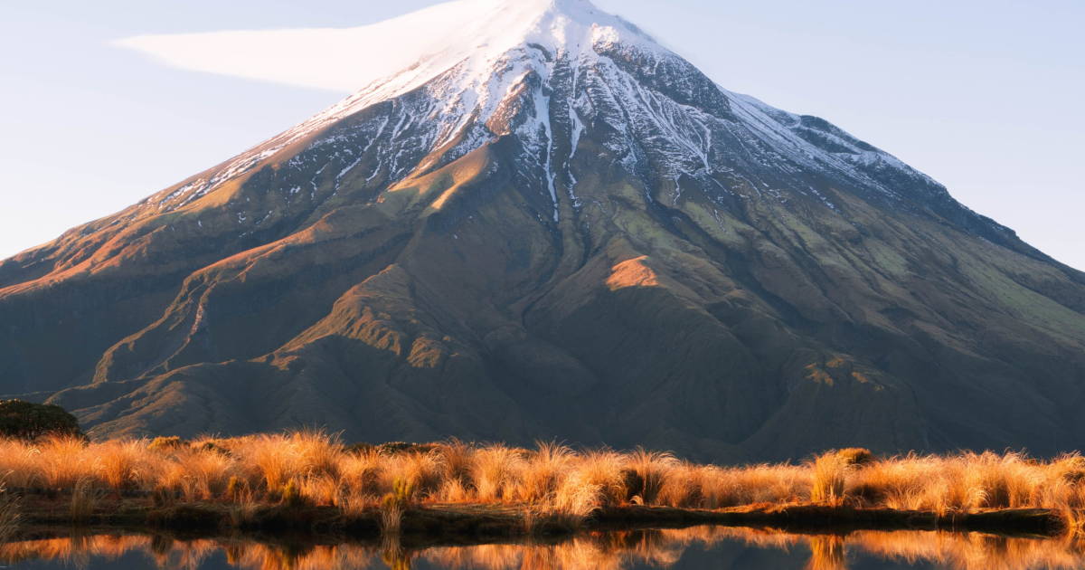 Met sneeuw bedekte bergtop van de vulkaan Mount Taranaki op het Noordereiland van Nieuw-Zeeland.