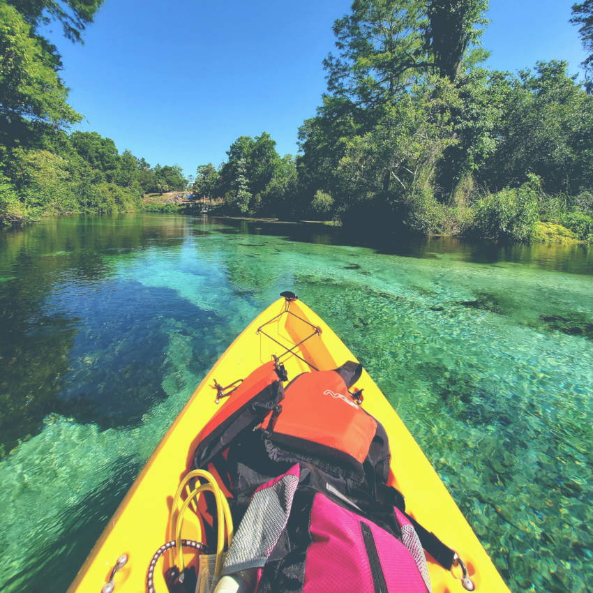 Canoe in de blauwe wateren van Weeki Wachee Florida, de Verenigde Staten.